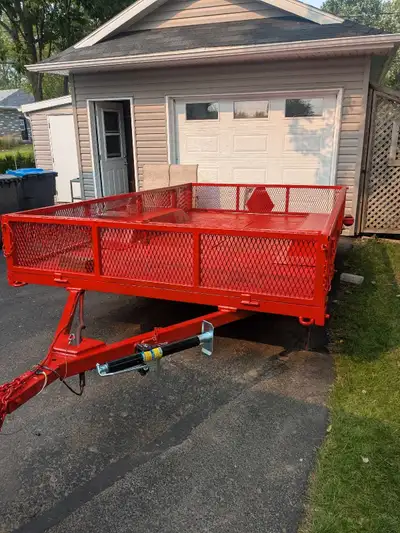 Trailler artisanale rouge de 7 pieds de large intérieur par 11 pieds 7 pouces de longueur intérieur....