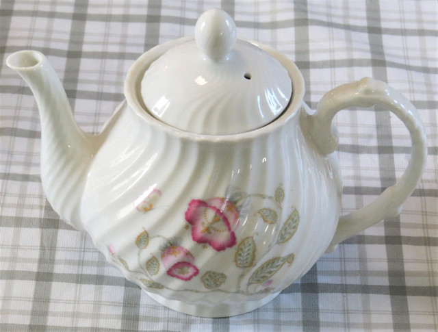 5 in. 6 Cup Porcelain Tea Pot with Rose Pattern in Kitchen & Dining Wares in Bridgewater - Image 2