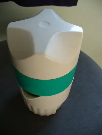 Très bon état. Comprend 3 parties amovibles: pressoir, réceptacle avec bec verseur et bol pour boire...