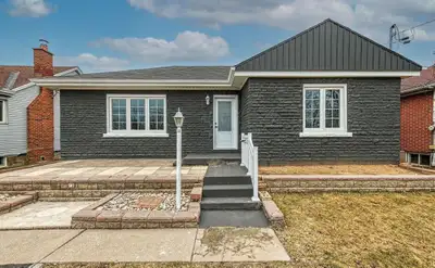 3BR; 1Bath; BEAUTIFUL Main Floor available for Rent