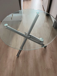 Table en verre avec 4 chaises / Glass table with 4 chairs