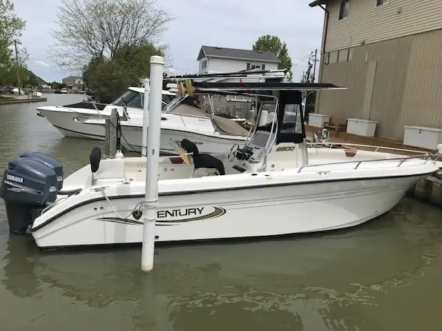 2003 Century 2600 with Tri axle trailer in Powerboats & Motorboats in Leamington - Image 2