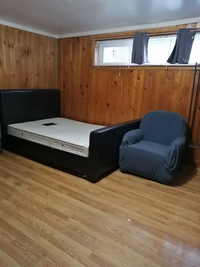 A large basement bedroom in Room Rentals & Roommates in City of Toronto - Image 2