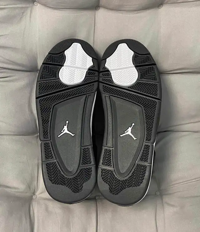 Jordan 4 White Thunder in Men's Shoes in Mississauga / Peel Region - Image 5