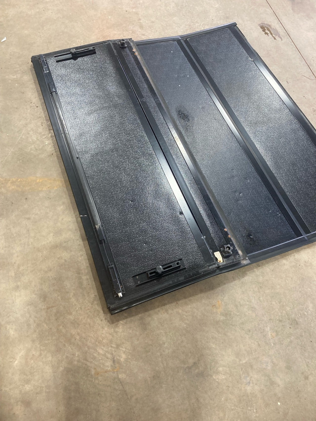Hard tri-fold tonneau cover in Other Parts & Accessories in La Ronge - Image 3
