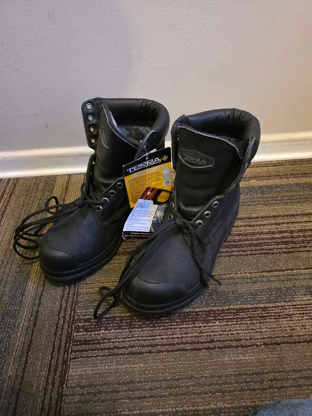 new Terra work boots goretex  woman size 7  in Women's - Shoes in Edmonton - Image 2