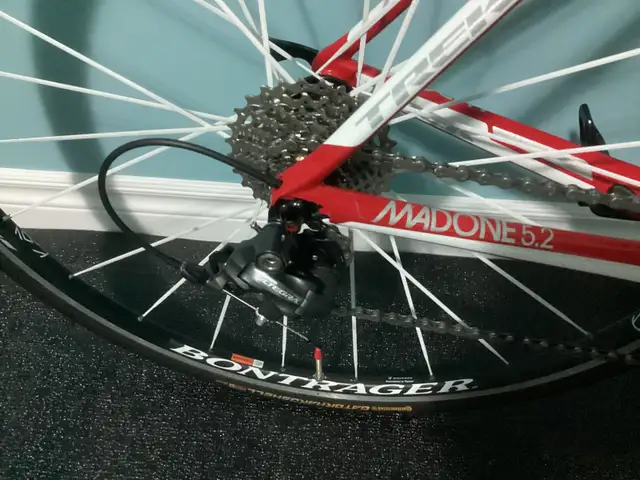 TREK MADONE 5.2  NEW TACX TRAINER and 2 WHEELSETS in Road in Fredericton - Image 3