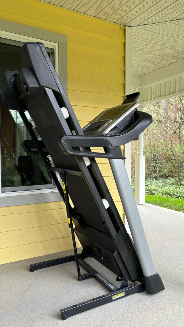 Treadmill, Nordictrack C700, As New in Exercise Equipment in Comox / Courtenay / Cumberland - Image 3