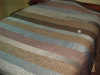 REVERSIBLE BEDSPREAD AND SHAMS