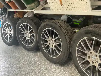 PNEUS D’HIVER À VENDRE 4 pneus NOKIAN Hakkapaliitta R5 VUS RXL Ètaient sur Acura MDX 2014 techno. Bo...