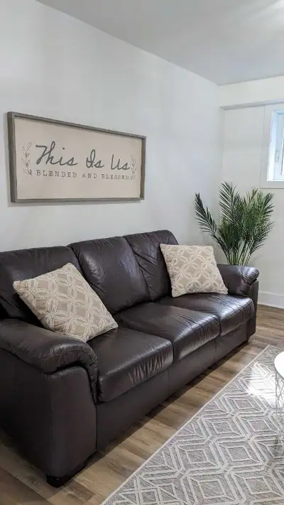 4 1/2 ENTIÈREMENT MEUBLÉ * ÉQUIPÉ * TOUT INCLUS * WIFI * ÉLECTRICITÉ * PROPRE * 2045$/mois Cette ann...