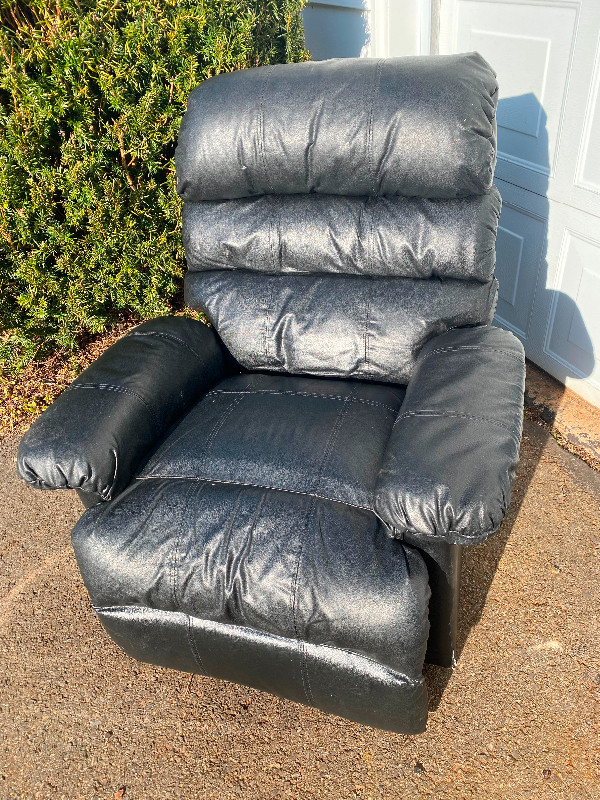 Leather Recliner in Chairs & Recliners in Annapolis Valley - Image 2