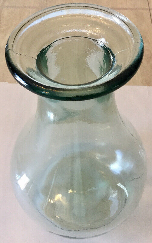 Vase a fleurs/ vase de table en verre  en forme de poire 12,5 po dans Décoration intérieure et accessoires  à Laval/Rive Nord - Image 4