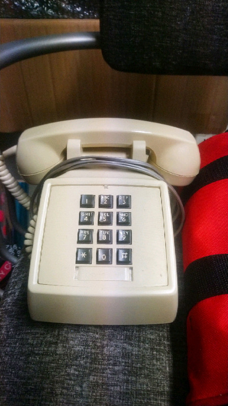 Classic Vintage Desk Telephone  in Arts & Collectibles in Mississauga / Peel Region - Image 2