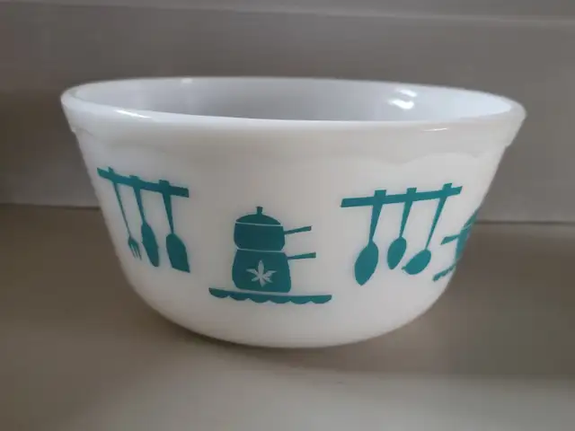 Hazel Atlas Turquoise Milk Glass Mixing Bowl with Rolled Rim in Arts & Collectibles in Oshawa / Durham Region - Image 6