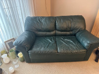  Free leather couch in good condition