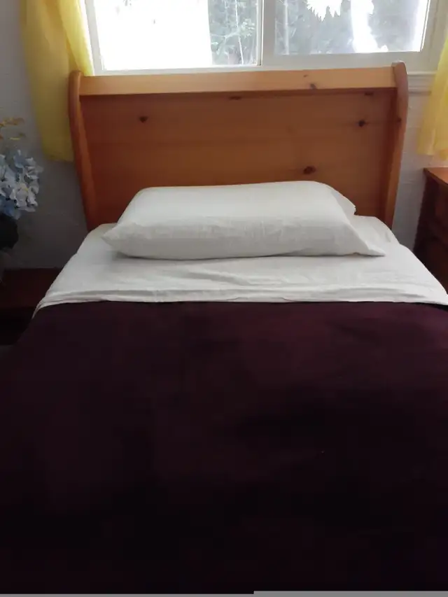 Knotty Pine single Sleigh Bed frame. in Beds & Mattresses in Chilliwack - Image 4