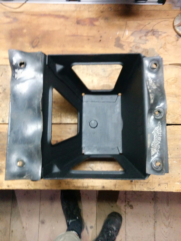 Jeep YJ/TJ Factory Spare Tire Carrier in Other Parts & Accessories in Oakville / Halton Region - Image 4