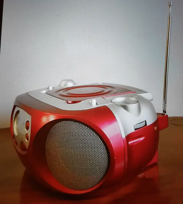 $25 Audiovox Model: AXP811-32– Portable Radio stereo CD player in General Electronics in Markham / York Region - Image 5
