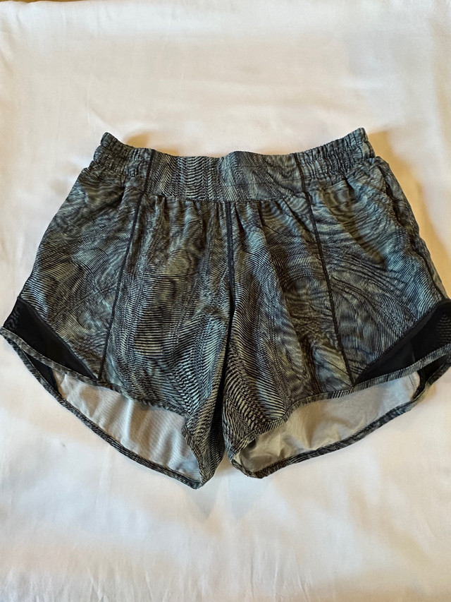 Lululemon Hotty Hot shorts SIZE 6 in Women's - Bottoms in Thunder Bay - Image 2