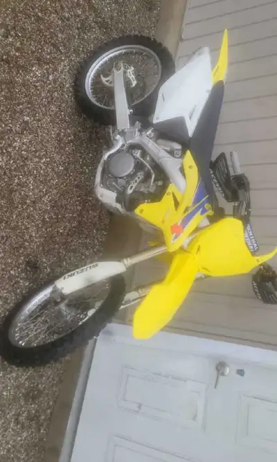 2009 suzuki rmz 250 looks fresh off the show room floor with only 15 hours on the motor. Runs perfec...