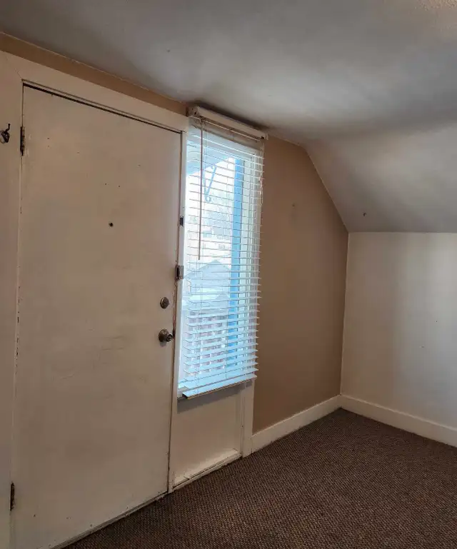 CLEAN, SPACIOUS 1-BDRM UPPER SUITE W/ BALCONY + YARD63882288140033123