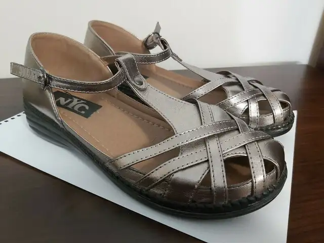 NYC Stacey Women's Enclosed Sandal Shoes - Size 9 - With Box in Women's - Shoes in City of Toronto - Image 2