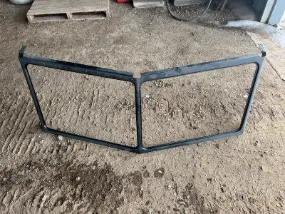 New Peterbilt 379 windshield mask Part # R25-6040-200 New price is $2800 Open to offers Call 306 529...