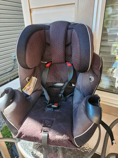 This is a used Evenflo car seat, ready to keep your little one safe and secure on the road. It's a r...