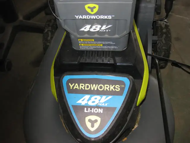 Tondeuse a batterie in Lawnmowers & Leaf Blowers in Longueuil / South Shore - Image 3