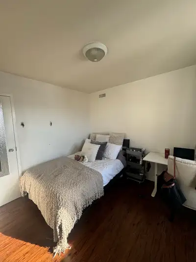 One bedroom in 5 bed 2 bathroom apt very close to Laurier and short walk to Waterloo University. Goo...