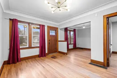 2488 Francois Rd, Windsor, ON N8W 4T4, Canada Welcome to this well maintained 3-bedroom, 2-bathroom...