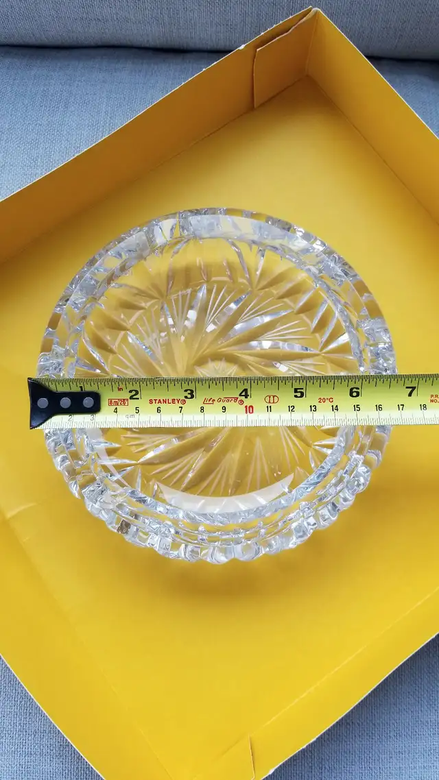 Vintage Large Crystal Ashtray in Home Décor & Accents in City of Montréal - Image 11