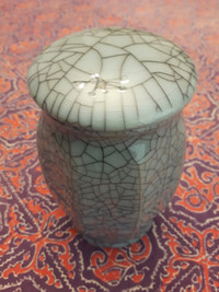 Green Antique Vase w/lid (mint condition)