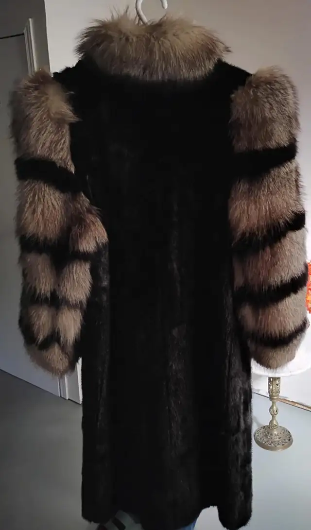 Manteau en véritable fourrure de vison et renard argenté in Women's - Tops & Outerwear in Lévis - Image 3