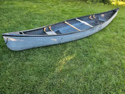 Esquif Mistral 16 feet canoe Made of Twin Tex Poids 58 livres Léger et agile