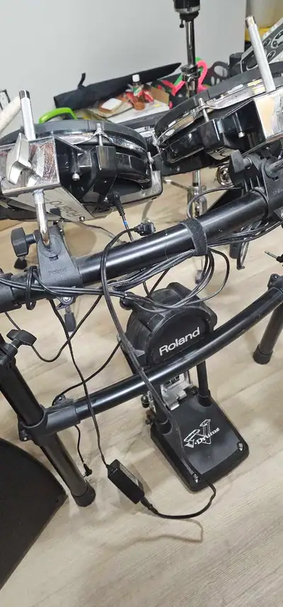 This is a pre-owned Roland TD-9 V-Drums electronic drum kit that is in good working condition. The k...