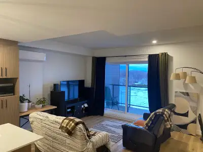 3.5 de 940 pc. avec grande salle de lavage, plafond haut, gym, terrasse sur toit, balcon, stationnem...