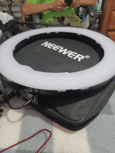 This is a used Neewer selfie ring light that provides excellent lighting for photos and videos. It's...