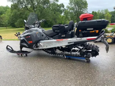Skidoo skandic 600EFI 1,450km Bunch of upgrades on it . Brand new battery in it. Studs Pull start El...
