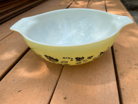 Pyrex gooseberry large bowl