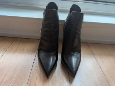 Only worn once and in excellent condition. Can meet at Yorkdale, union station, or similar places in...