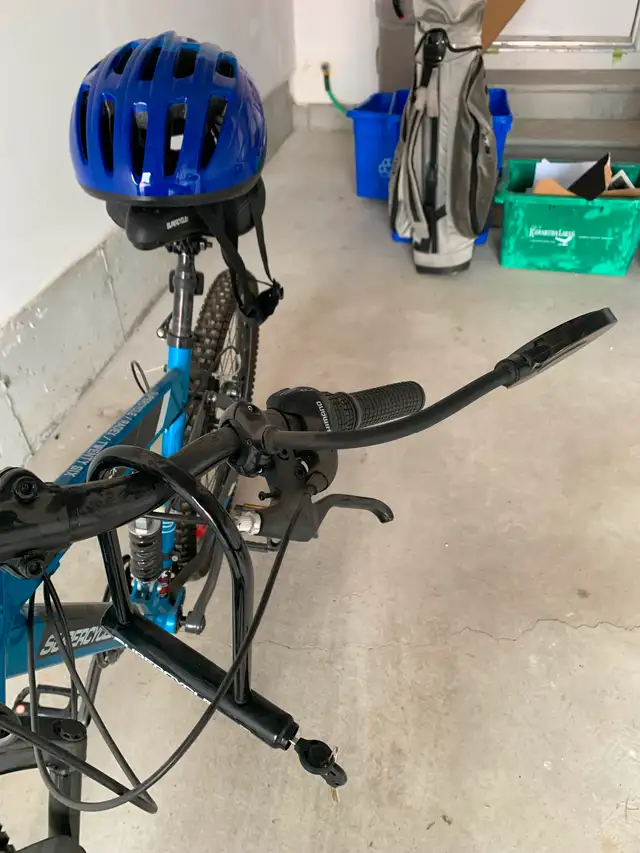 Bicycle and attachments in Road in Kawartha Lakes - Image 3