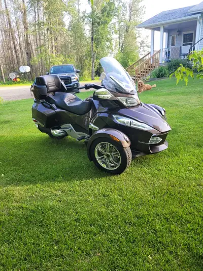 Bike is in excellent condition . New rear tire, power windshield , factory suit cases . Reason for s...