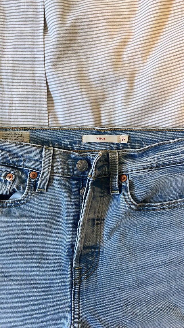 Levi’s Wedgie  in Women's - Bottoms in City of Toronto - Image 4