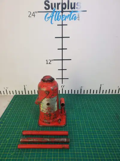 Vintage Bottle Jack in Working Condition Not sure of the brand or the weight limit but this one is p...