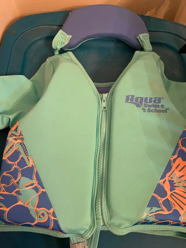Toddler Life Jackets. in Clothing - 2T in Calgary - Image 3