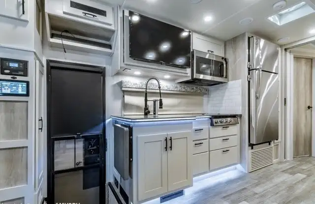 DYNAMAX EUROPA 31SS LUXURY SUPER C DIESEL MOTORHOME - SOLAR PKG in RVs & Motorhomes in Edmonton - Image 6