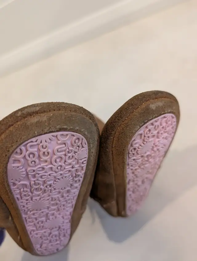 UGG Baby Jesse Bow II Size 4/5 in Clothing - 9-12 Months in Markham / York Region - Image 6