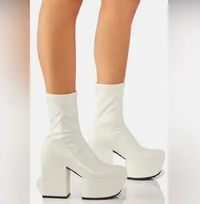 Super fun white booties NEW Size 8, View more